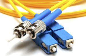 Cable de fibra monomodo versus multimodo